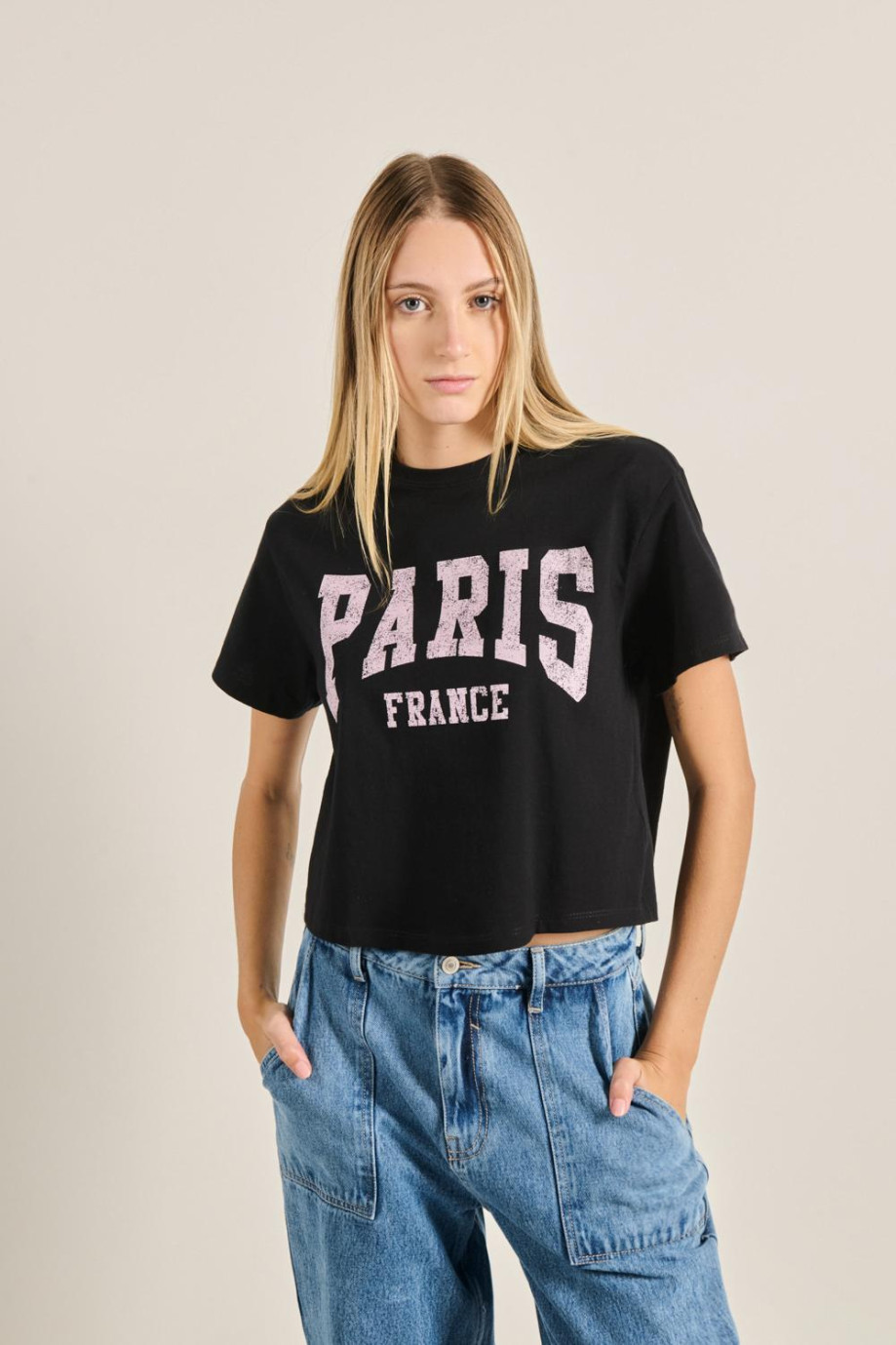 Camiseta unicolor crop top con cuello redondo y diseño college de París