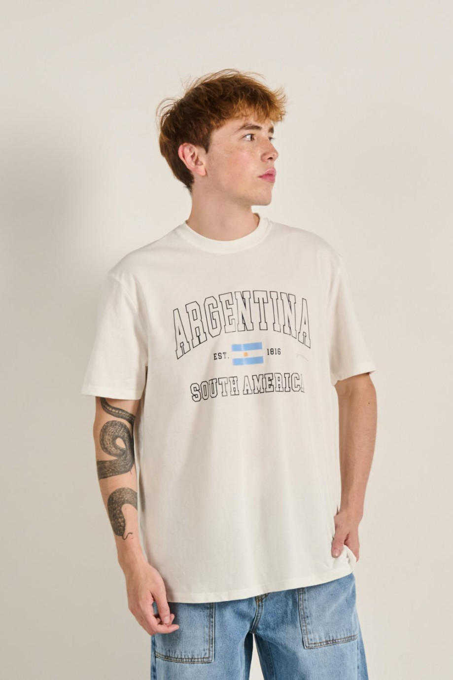 Camiseta unicolor oversize con diseño college de Argentina