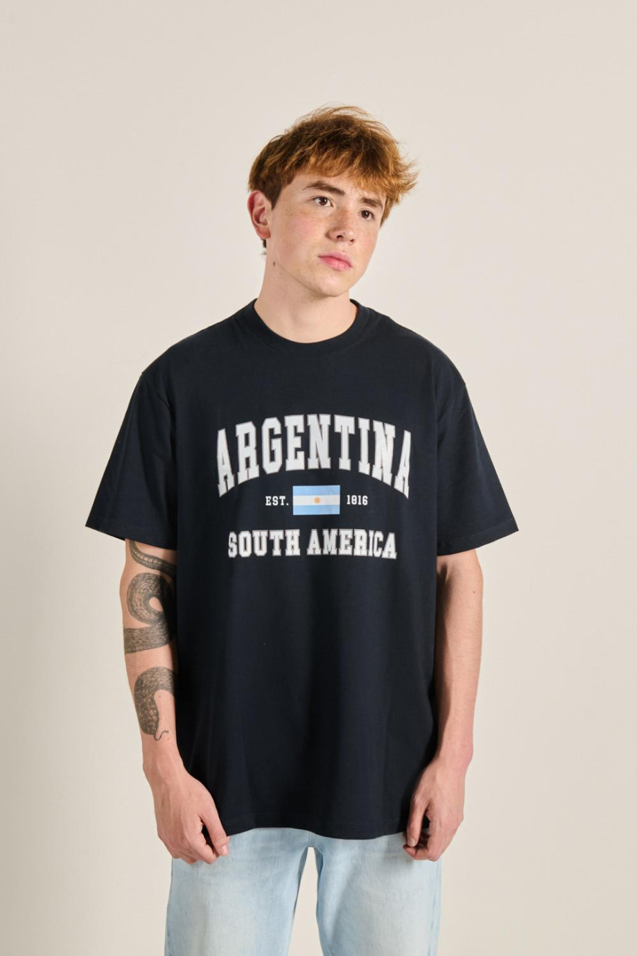 Camiseta unicolor oversize con diseño college de Argentina