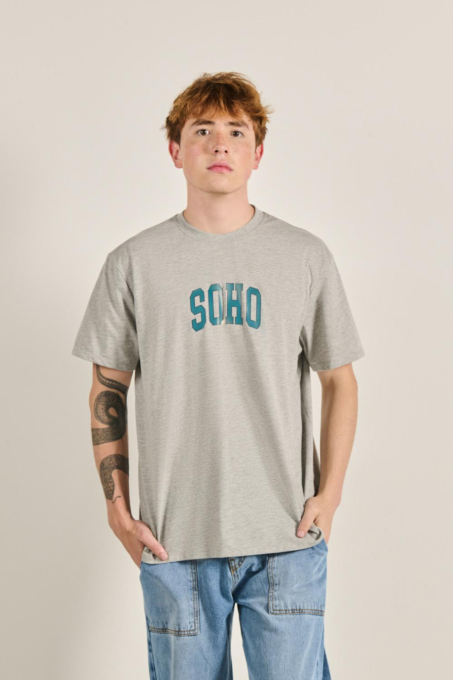 Camiseta unicolor oversize con manga corta y diseño college