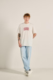 Camiseta unicolor oversize con manga corta y diseño college