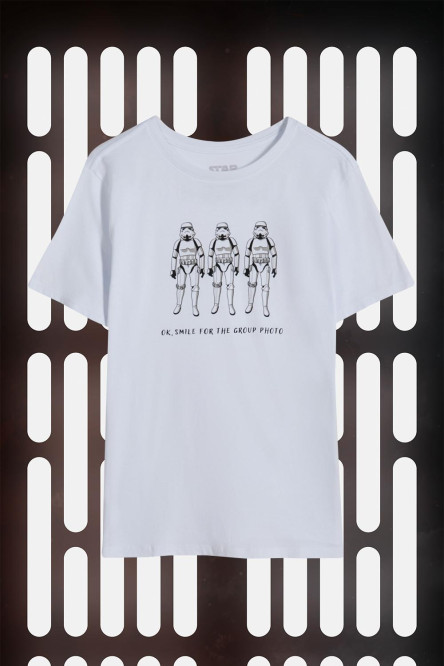 Camiseta blanca con diseño de Star Wars y cuello redondo