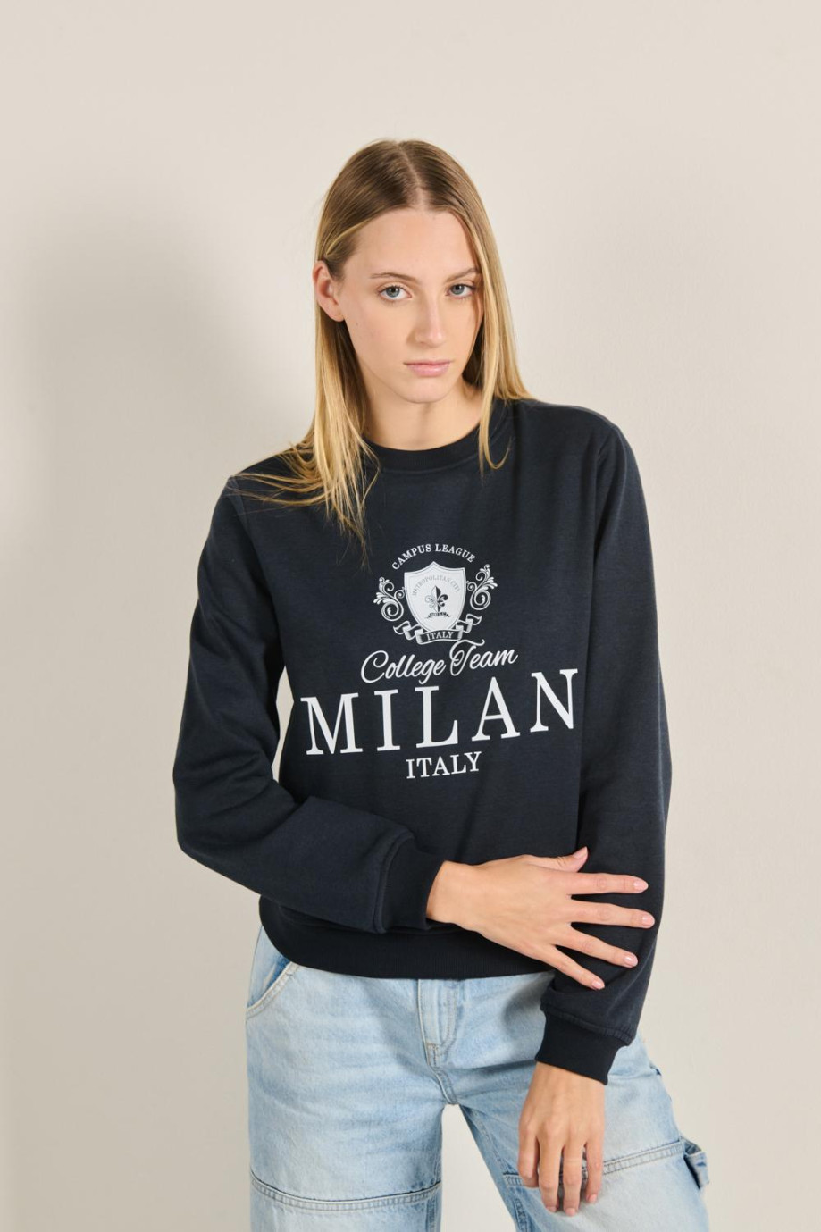 Buzo unicolor con diseño college de Milán y cuello redondo