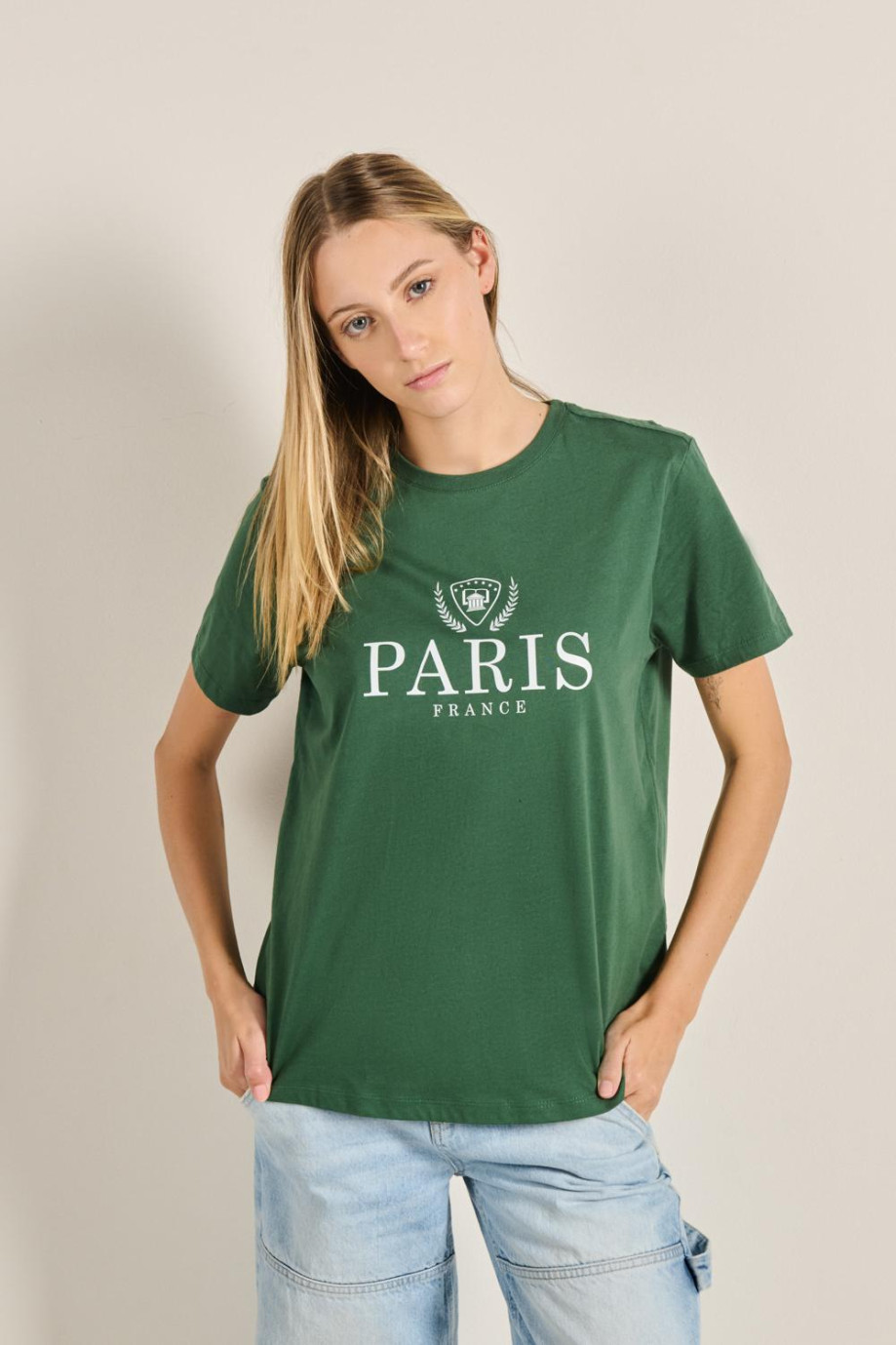 Camiseta unicolor con cuello redondo y diseño college