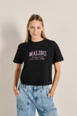 camiseta-crop-top-manga-corta-de-malibu