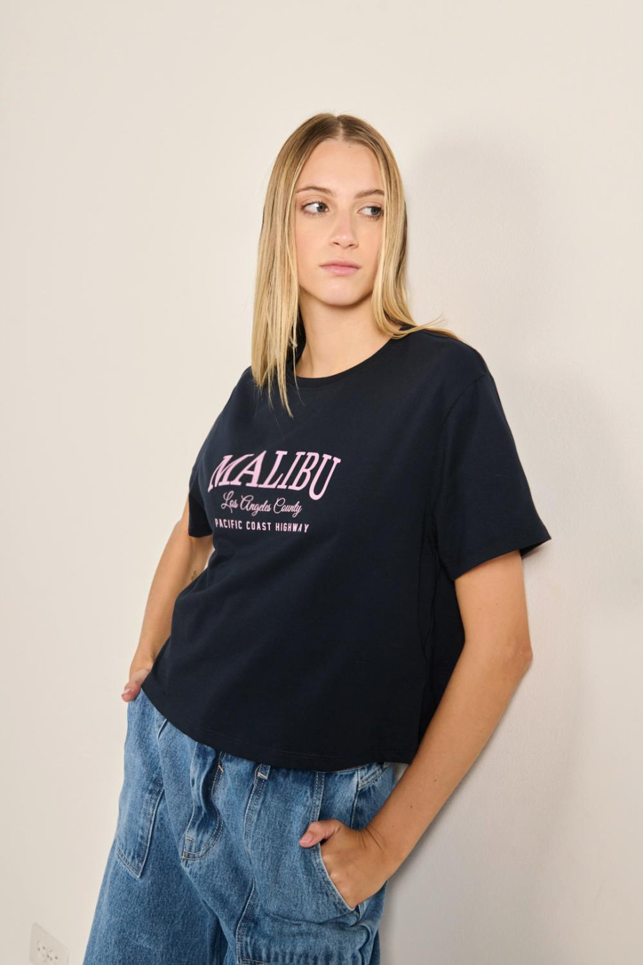Camiseta unicolor crop top con texto college de Malibú