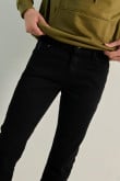 Jean skinny ajustado negro con 5 bolsillos y tiro bajo