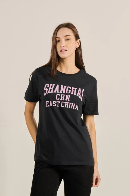 Camiseta manga corta unicolor con estampado college