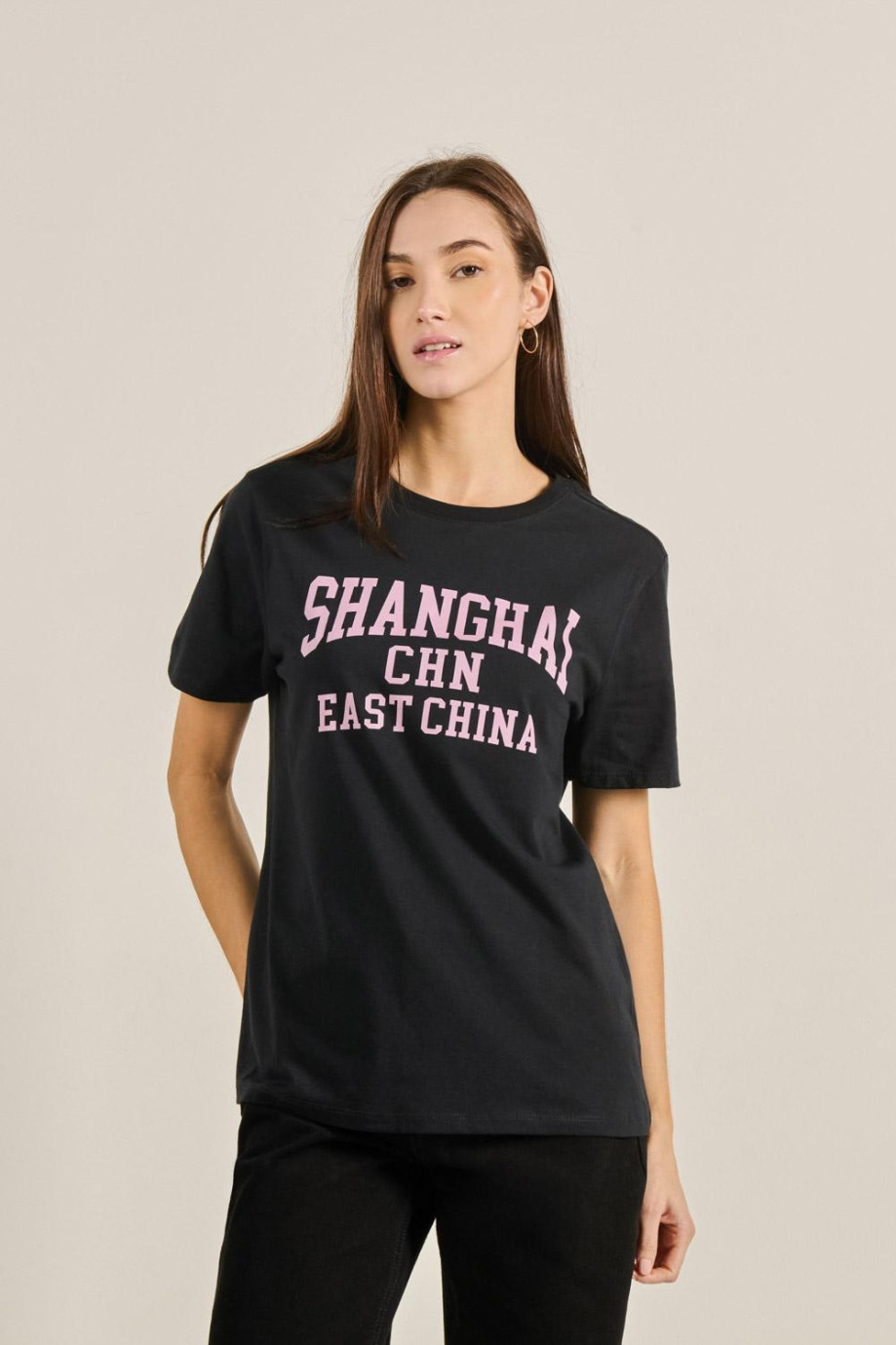 Camiseta manga corta unicolor con estampado college