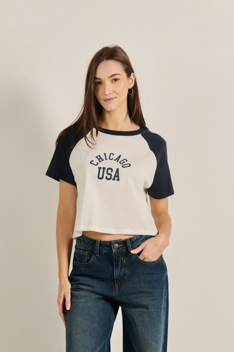 Camiseta unicolor crop top con texto college y manga ranglan