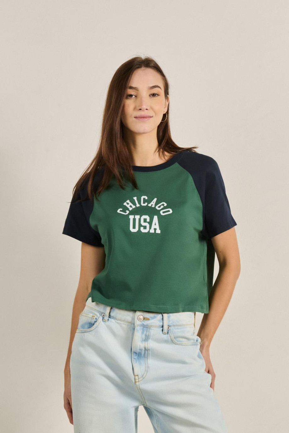 Camiseta unicolor crop top con texto college y manga ranglan