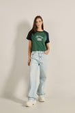 Camiseta unicolor crop top con texto college y manga ranglan