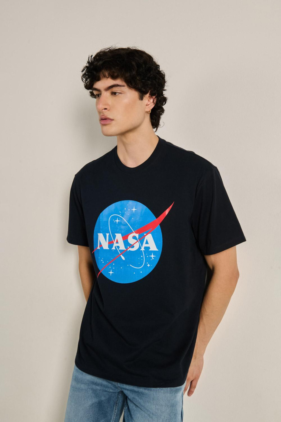 Camiseta unicolor oversize con cuello redondo y logo de NASA