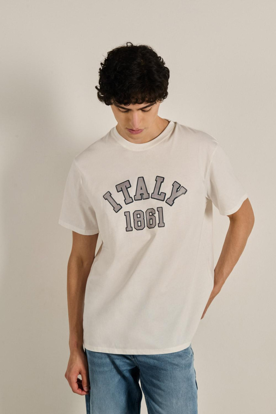 Camiseta oversize unicolor con texto college y manga corta