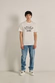 Camiseta oversize unicolor con texto college y manga corta