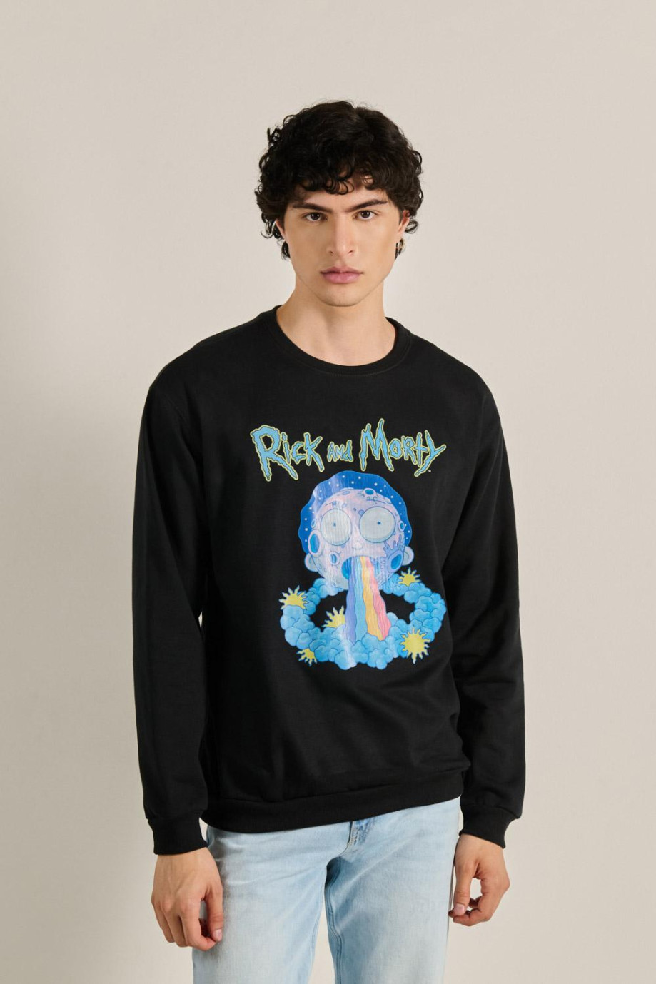 Buzo unicolor con cuello redondo y diseño de Rick and Morty