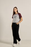 Camiseta unicolor crop top con texto college y manga ranglan