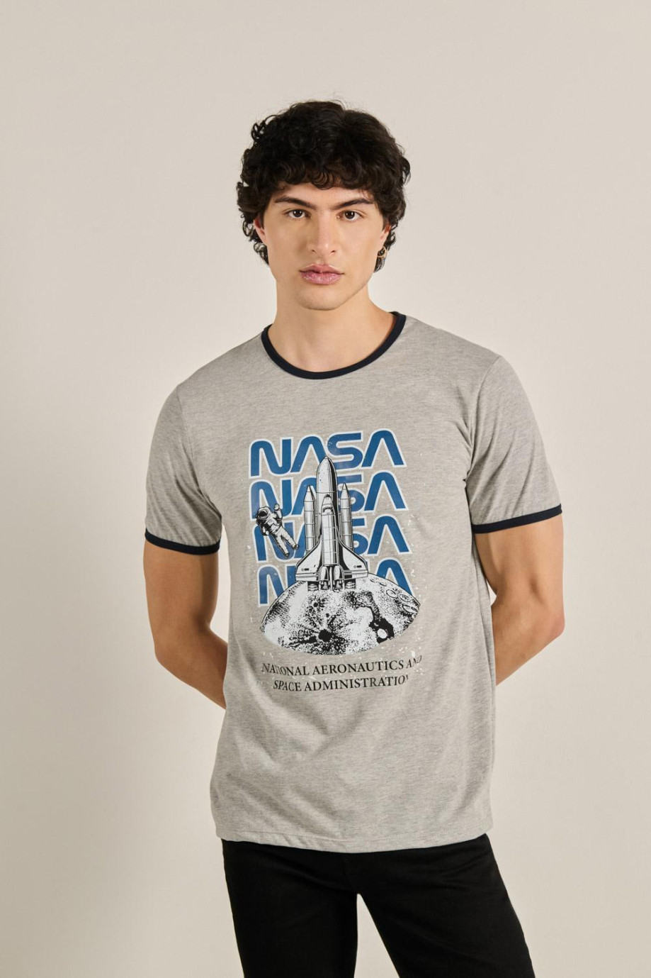 Camiseta unicolor con contrastes, arte de NASA y manga corta