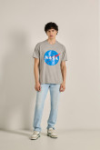 Camiseta unicolor oversize con cuello redondo y logo de NASA