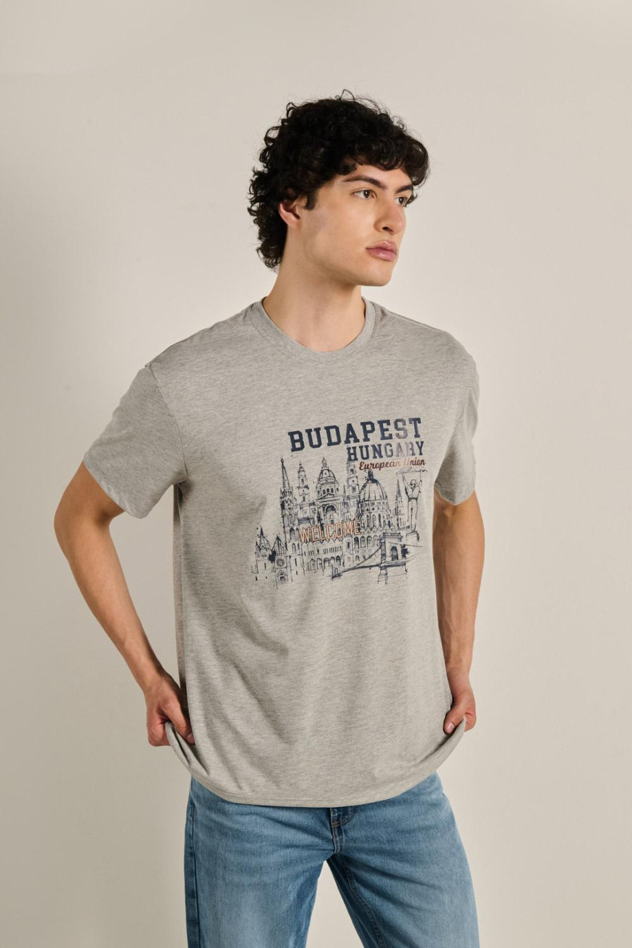 Camiseta unicolor oversize con arte college y cuello redondo