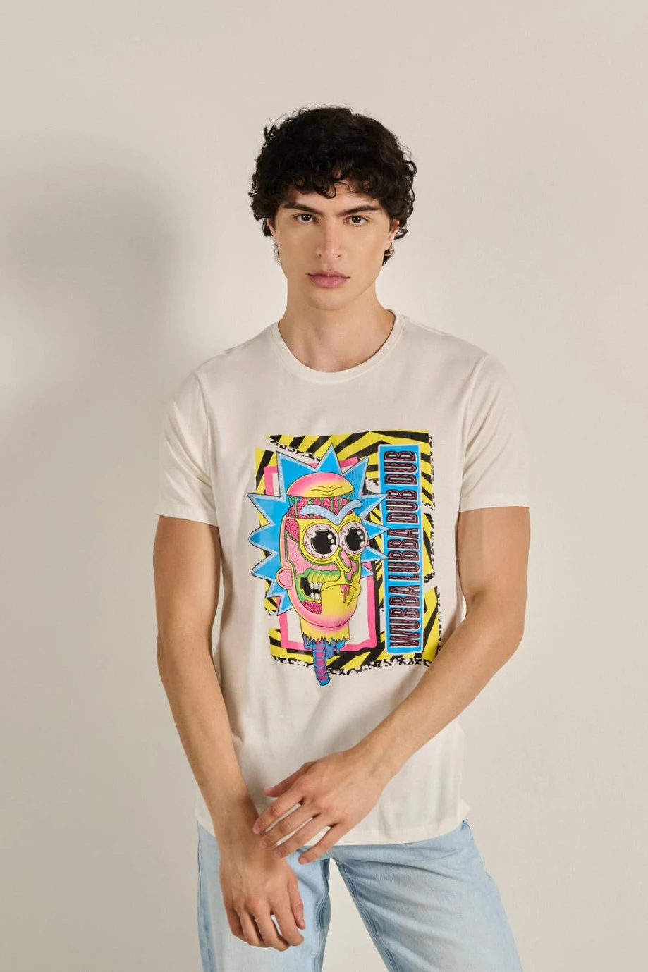 Camiseta cuello redondo unicolor y diseño de Rick Sánchez