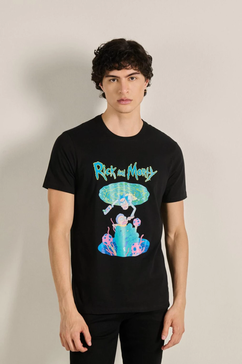 Camiseta manga corta unicolor con diseño de Rick and Morty