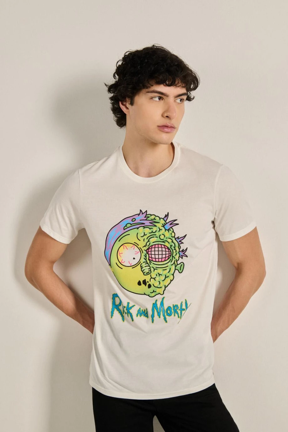 Camiseta unicolor con diseño de Morty y cuello redondo