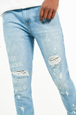 Jean skinny tiro bajo azul claro con rotos y estampados