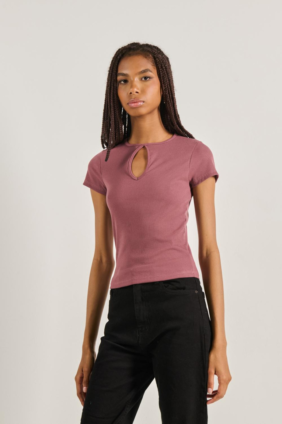 Camiseta rosada oscura con manga corta y texturas acanaladas