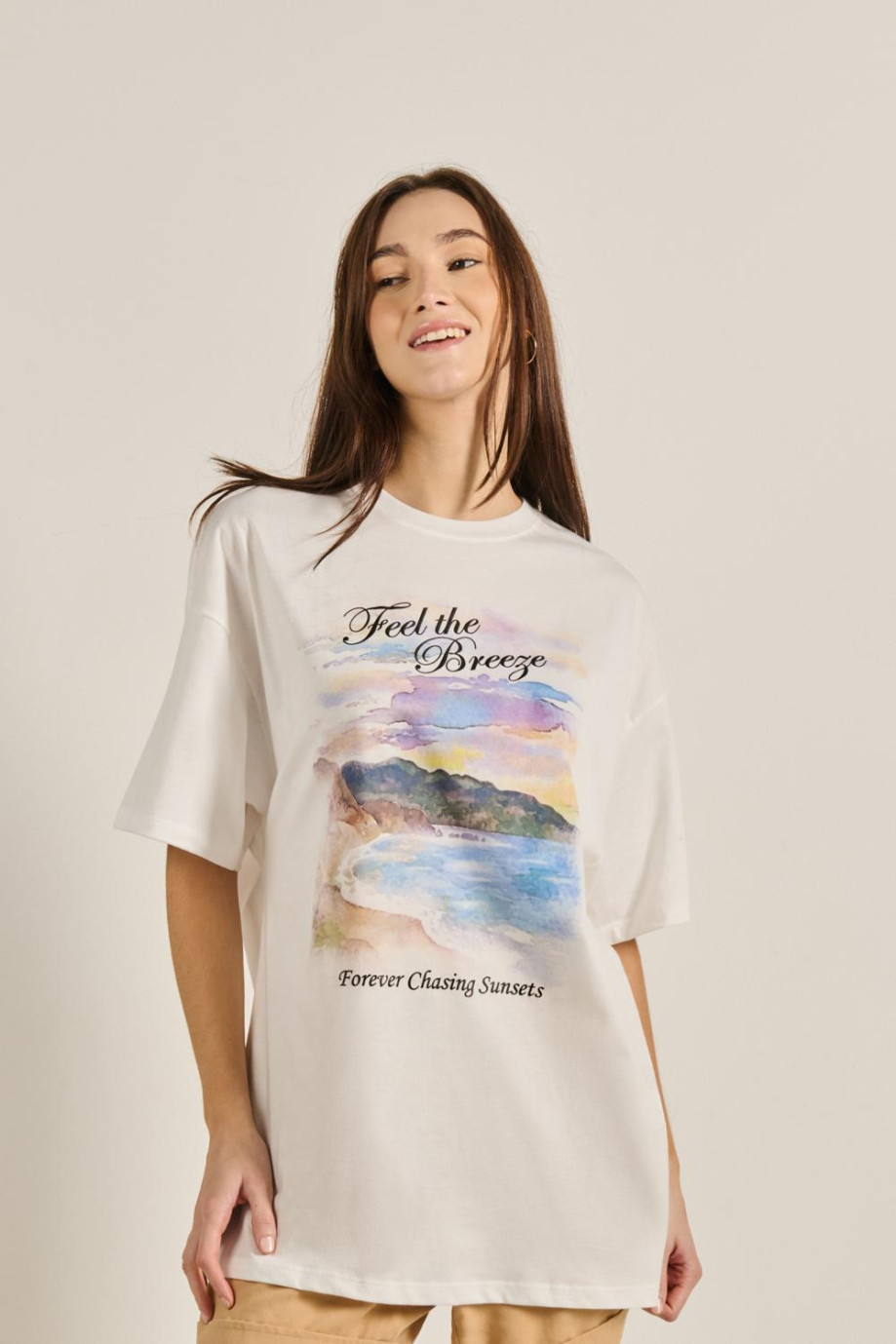 Camiseta oversize unicolor con cuello redondo y paisaje