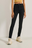 Jean tiro alto negro jegging ajustado con 5 bolsillos