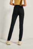 Jean tiro alto negro jegging ajustado con 5 bolsillos