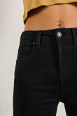 Jean tiro alto negro jegging ajustado con 5 bolsillos