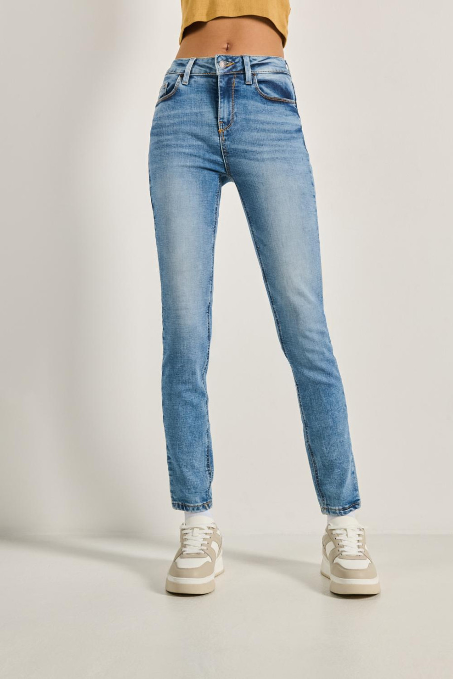 Jean jegging tiro alto azul ajustado con desgastes sutiles