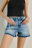 Short azul claro en jean con bordes deshilados y rotos