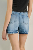 Short azul claro en jean con bordes deshilados y rotos