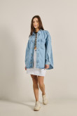 Chaqueta oversize azul clara en jean con bolsillos de parche