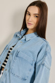 Chaqueta oversize azul clara en jean con bolsillos de parche