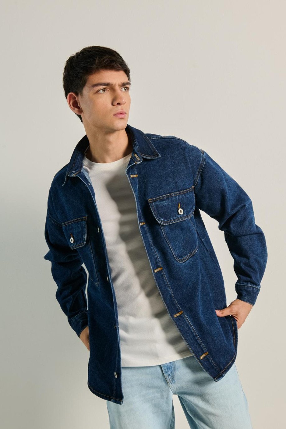 Sobrecamisa en jean azul con bolsillos y cuello trucker
