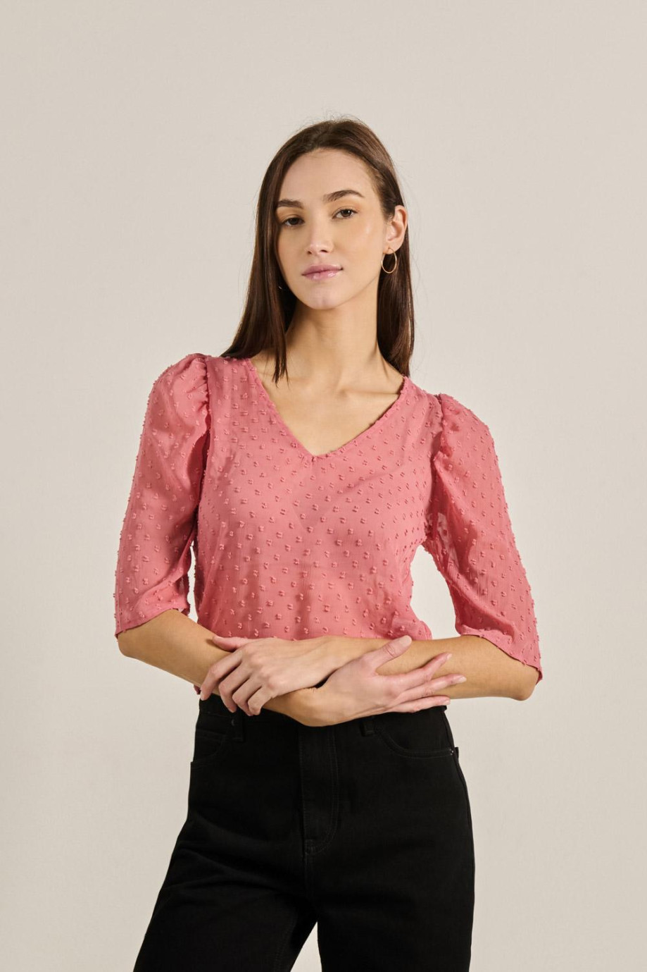 Blusa rosada con texturas, escote V y manga corta tipo globo