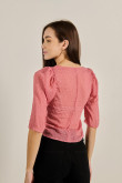 Blusa rosada con texturas, escote V y manga corta tipo globo