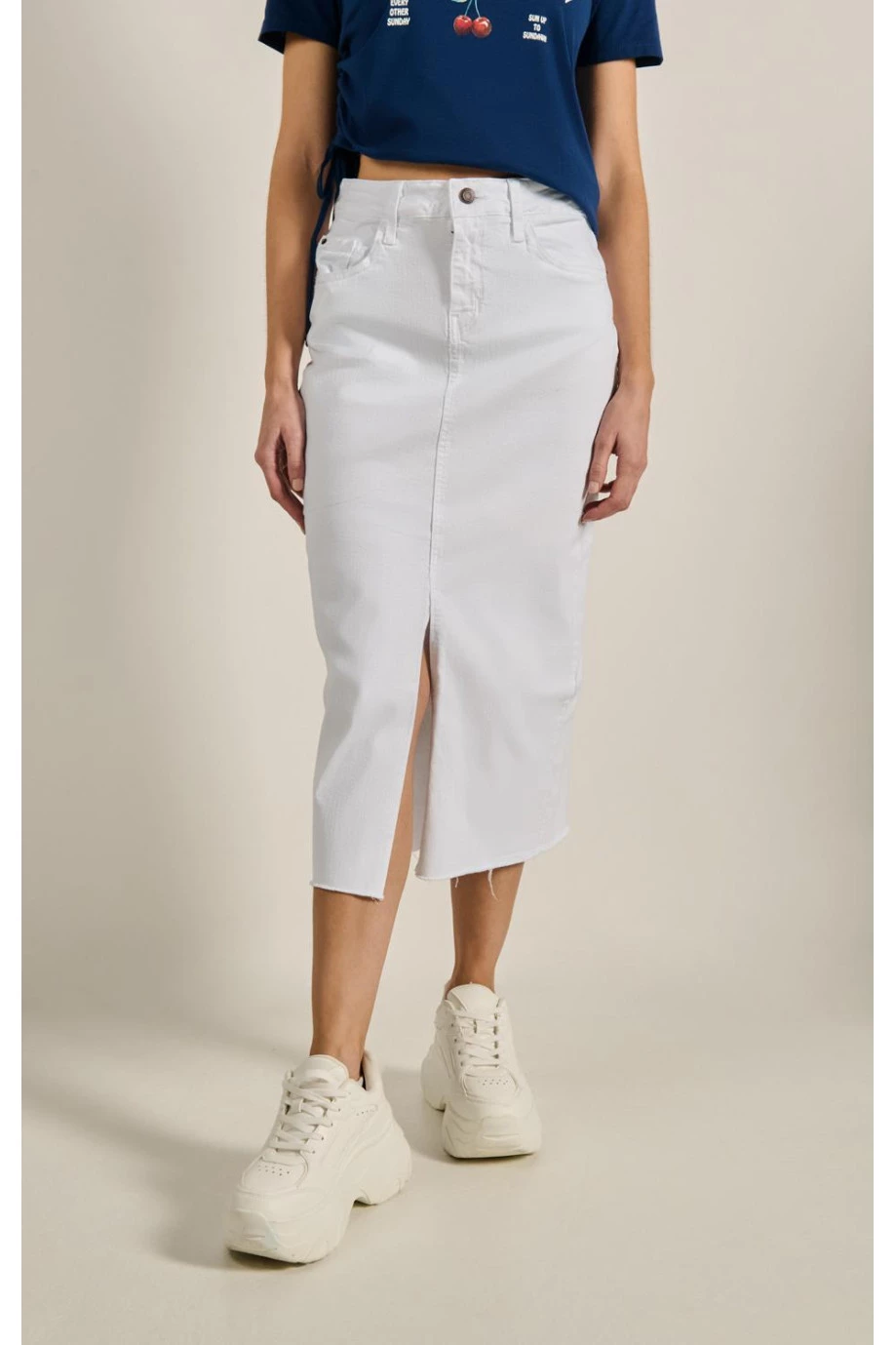 Falda blanca larga en jean tiro alto con abertura en frente