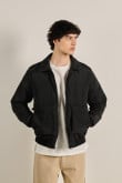 Chaqueta bomber unicolor con bolsillos y cuello trucker