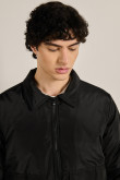 Chaqueta bomber unicolor con bolsillos y cuello trucker