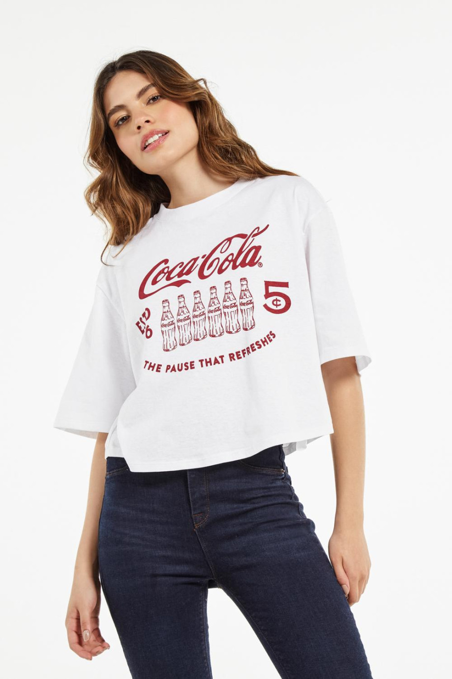 Camiseta crop top blanca oversize con diseño rojo de Coca-Cola