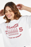 Camiseta crop top blanca oversize con diseño rojo de Coca-Cola