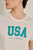 Camiseta crema clara cuello redondo con texto college