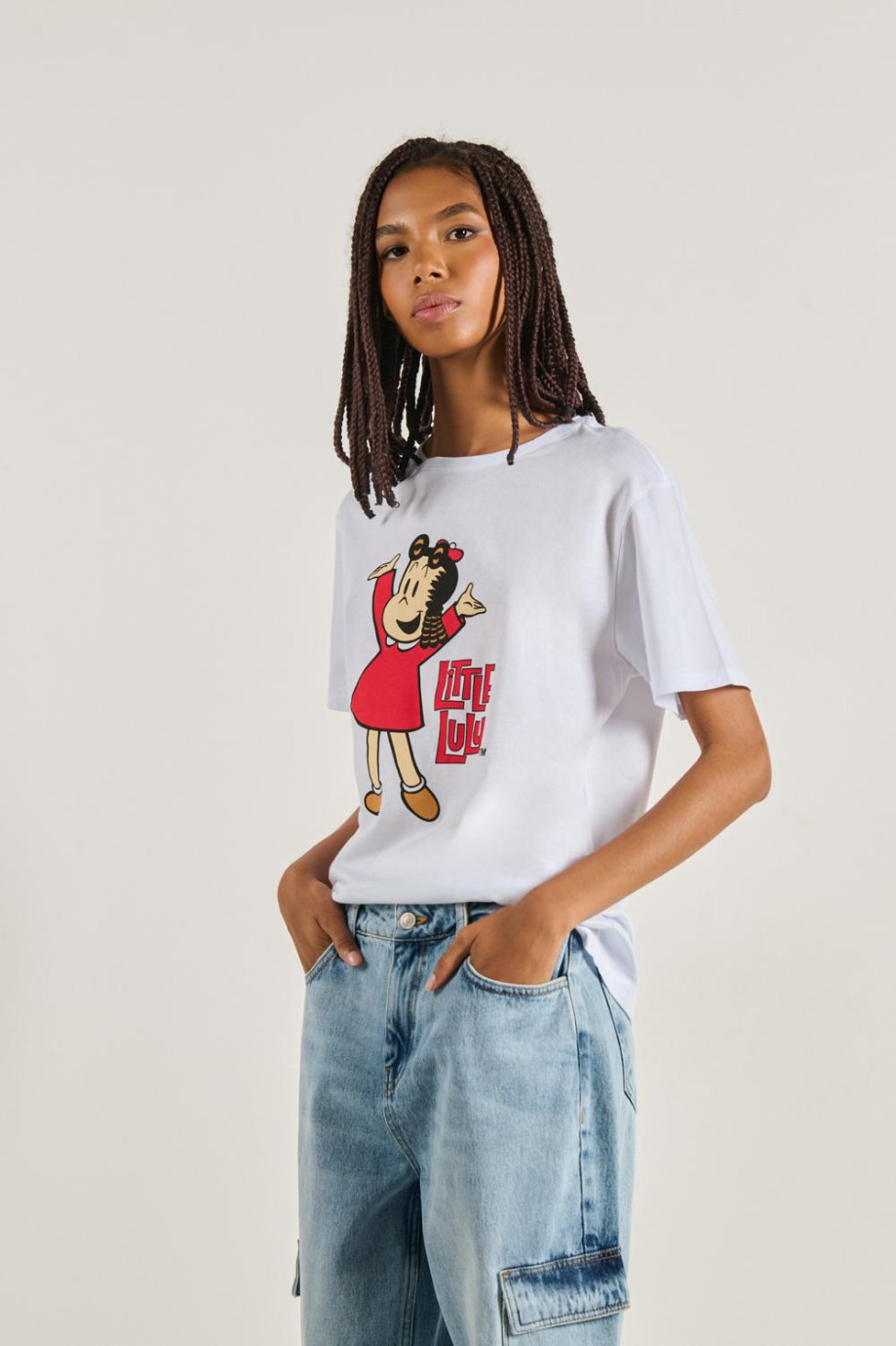 Camiseta blanca manga corta con arte de Pequeña Lulú