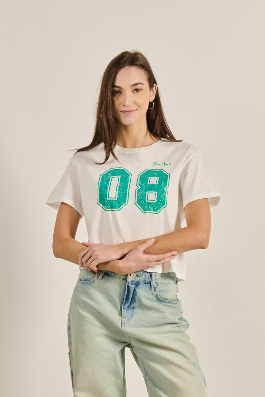 Camiseta crema clara crop top con diseño college verde