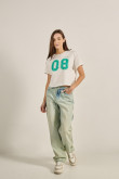 Camiseta crema clara crop top con diseño college verde